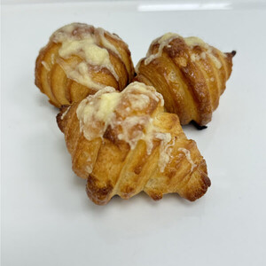 كروسان جبنة خالٍ من الجلوتين – طبقات مورّقة محشوة بجبنة فيتا غنية