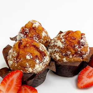 مفن فراولة وشوكولا بيضاء خالٍ من الجلوتين – طري، فاكهي وكريمي